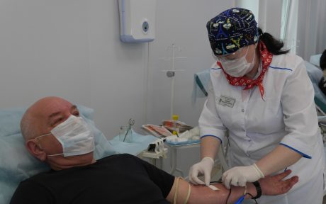 В Саратовском Центре Крови прошло собрание коллектива о продлении полномочий главного врача Евгения Аверьянова