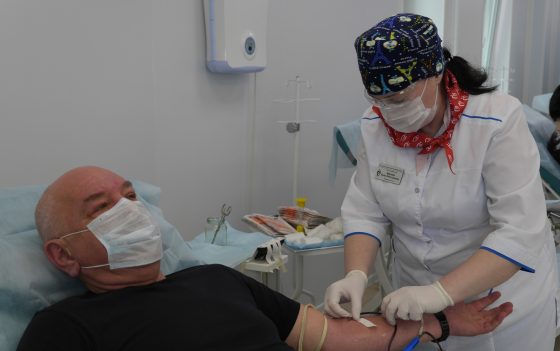 В Саратовском Центре Крови прошло собрание коллектива о продлении полномочий главного врача Евгения Аверьянова