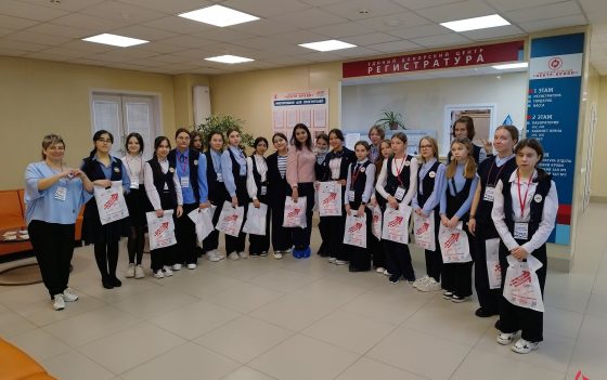 Учащиеся 7 «Р» класса МАОУ «ЛИЦЕЙ «СОЛЯРИС» г. Саратова на экскурсии в Центре Крови 