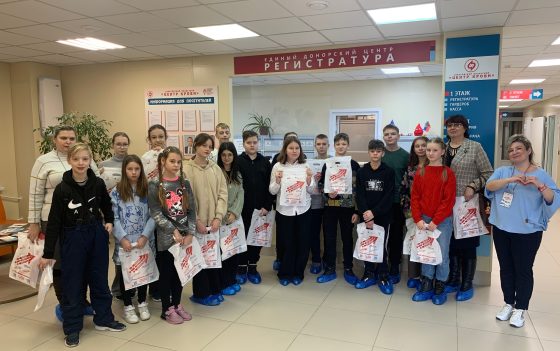 Учащиеся 7 «б» класса МОУ «СОШ № 18 им А.А. Мыльникова» и воспитанники п/к «Орфей» на экскурсии в Центре Крови