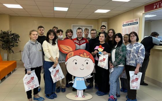 Активисты и волонтеры Вавиловского университета на экскурсии в Центре крови