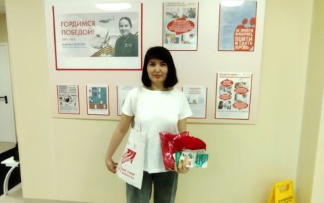 Регулярный донор Адима Сердолиева набрала более 5000 баллов в рейтинге группы и получила набор сувениров вместо худи