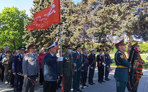 Общественники АНО Центра социальных проектов «ДОНОР ВОЛГА» почтили память и возложили цветы к памятнику Воину-освободителю на Воскресенском кладбище в Саратове