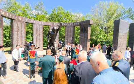 В преддверии 80-летия Победы в Саратове увековечили 330 имен погибших участников СВО